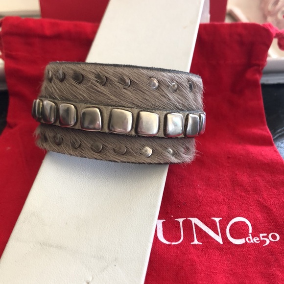 Uno de 50 cream cowhide leather with silver rivets unisex cuff. - Picture 3 of 14